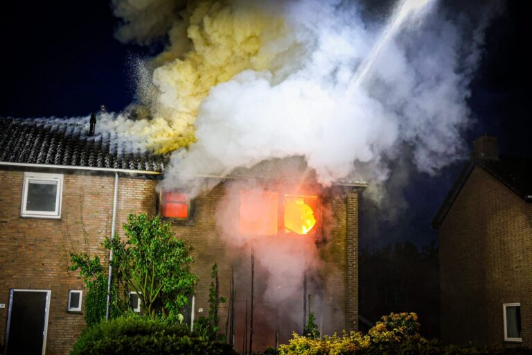 Uitslaande brand verwoest woning, bewoner gewond