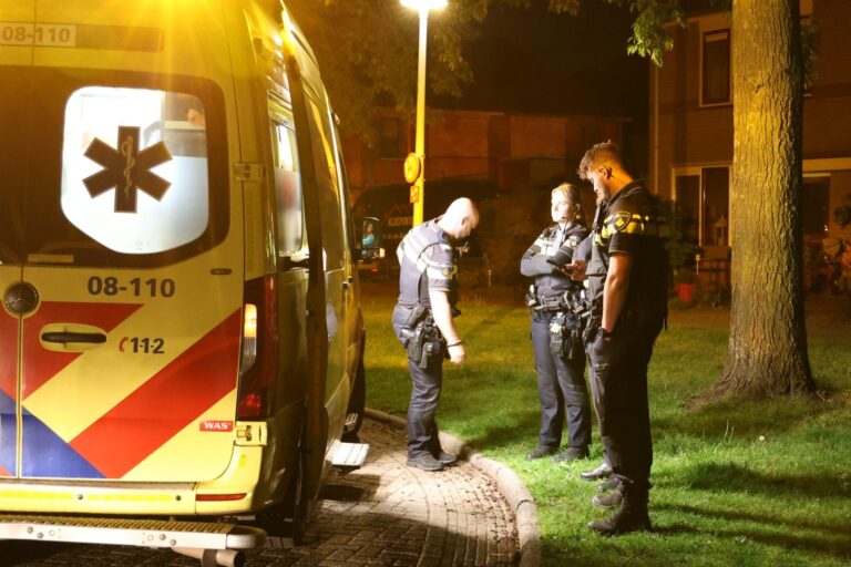 Gewonde bij mogelijk steekincident in woning