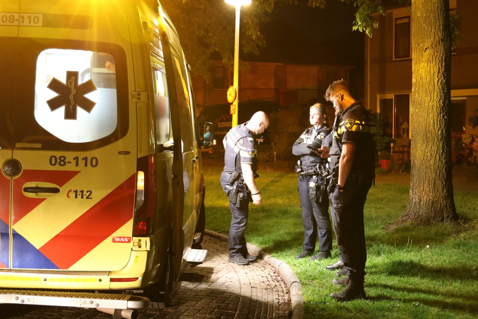 Gewonde bij mogelijk steekincident in woning