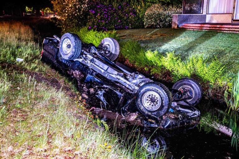 Pick-up op z’n kop in sloot, twee inzittenden gewond