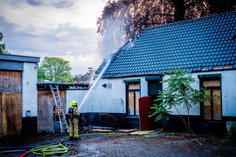 Dak vliegt in brand bij sloopwoning