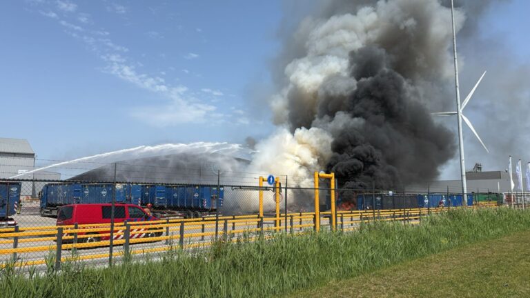 Grote brand bij afvalverwerker veroorzaakt flinke rook