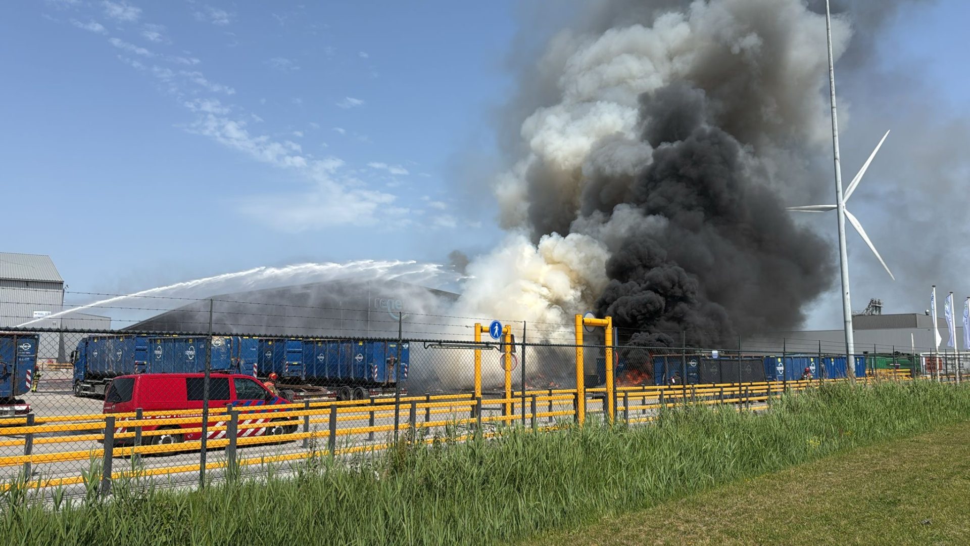Grote brand bij afvalverwerker veroorzaakt flinke rook