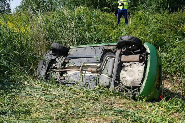 Auto crasht in sloot na verkeersruzie op snelweg, veroorzaker rijdt door