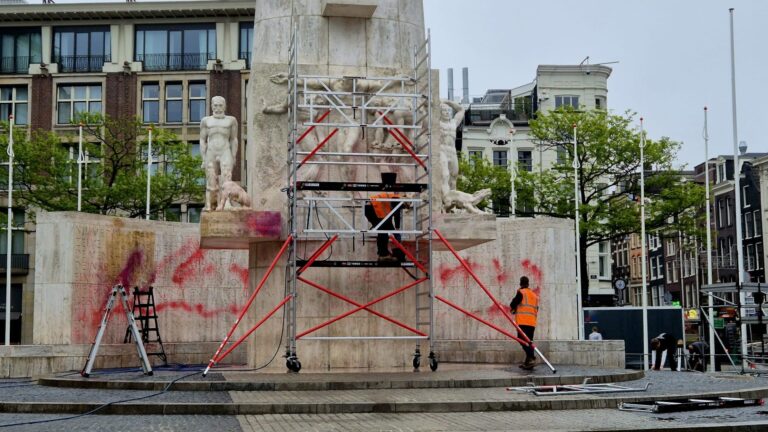 Nationaal Monument op de Dam Amsterdam beklad met rode verf en ‘genocide’