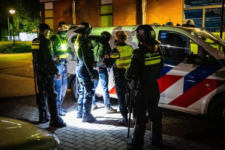 Man (57) aangehouden na bedreigen agenten bij anti-azc-protesten Apeldoorn