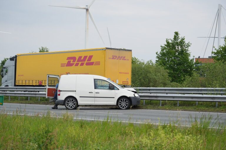 Snelweg deels dicht na botsing tussen bestelwagen en auto