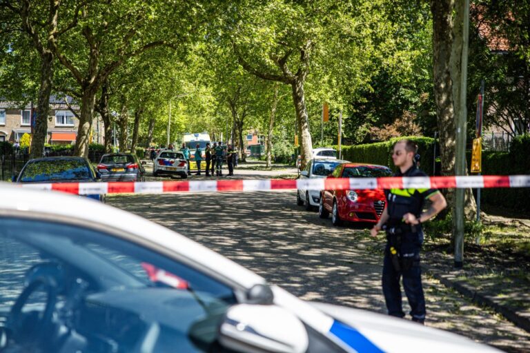 Verwarde man aangehouden na urenlange actie op dak van woning
