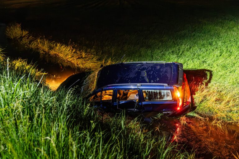Auto belandt in sloot, meerdere personen gewond