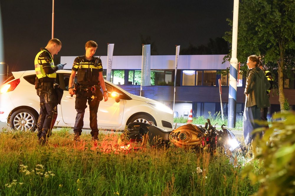 Motorrijder botst achterop auto en raakt gewond