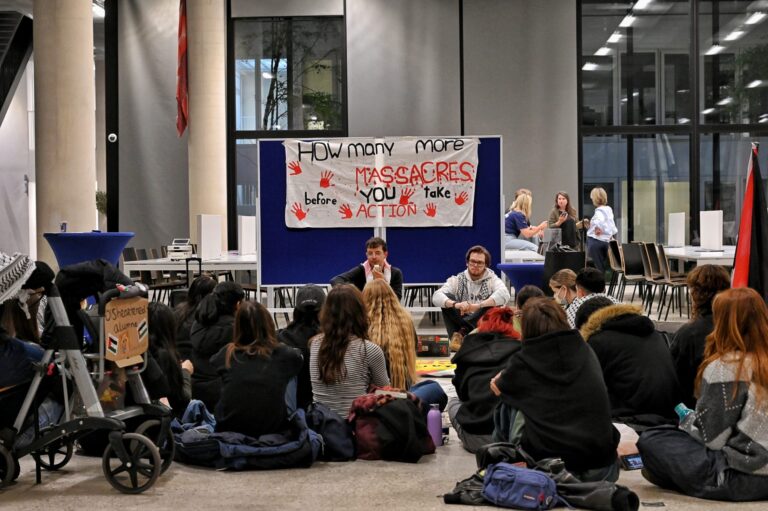 Pro-Palestijnse demonstranten bezetten gebouw