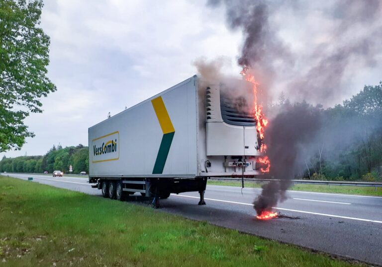 Chauffeur raakt gewond bij brand in koelinstallatie van vrachtwagencombinatie