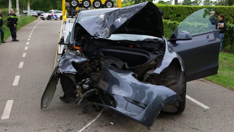 Automobilist botst tegen boom, voorwiel belandt in weiland