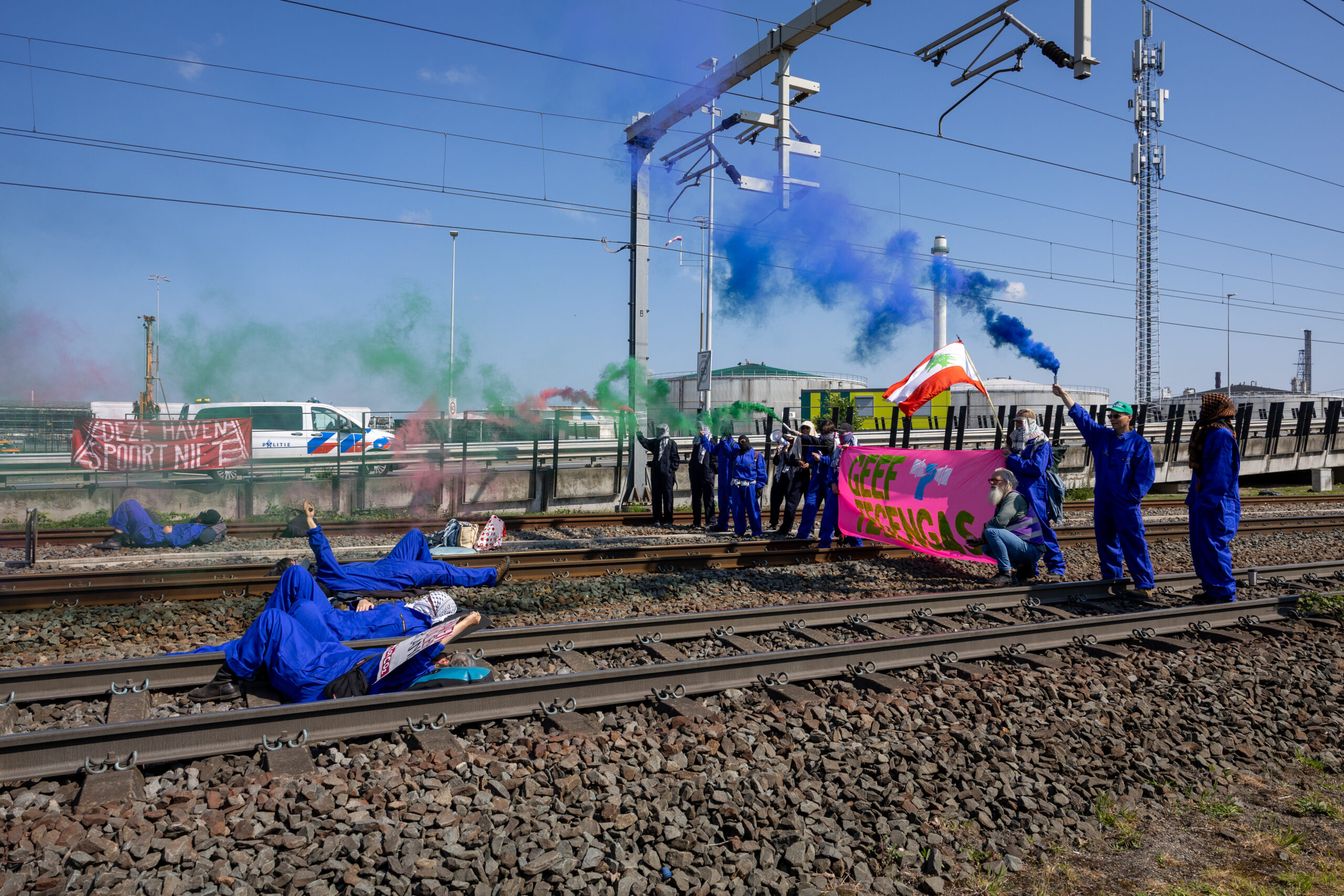 Actievoerders blokkeren spoorlijn bij haven met vastketenactie
