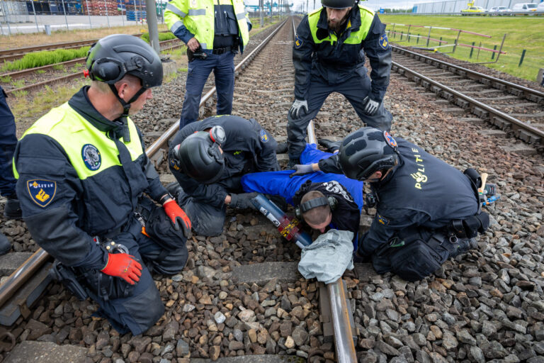 Activisten blokkeren opnieuw spoorlijn