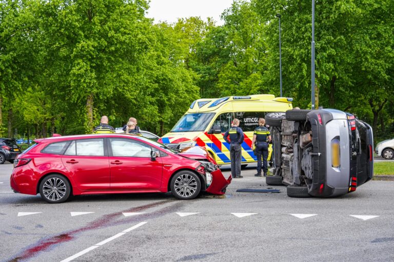 Auto belandt op zijkant na botsing