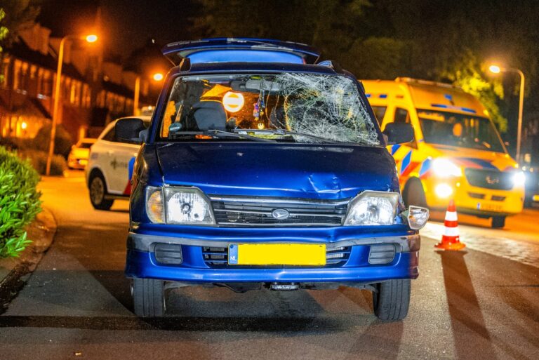 Fatbiker geschept door auto op kruising