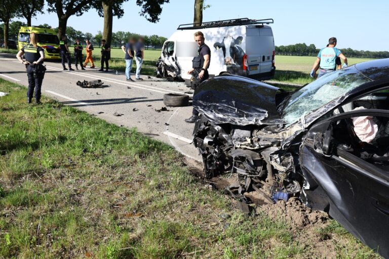 Weg afgesloten na frontale botsing tussen twee voertuigen