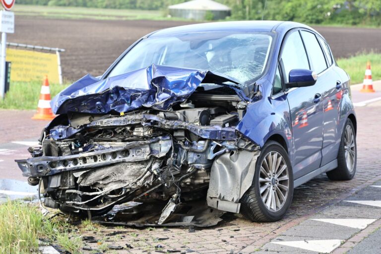 Auto zwaar beschadigd na botsing met vrachtwagen