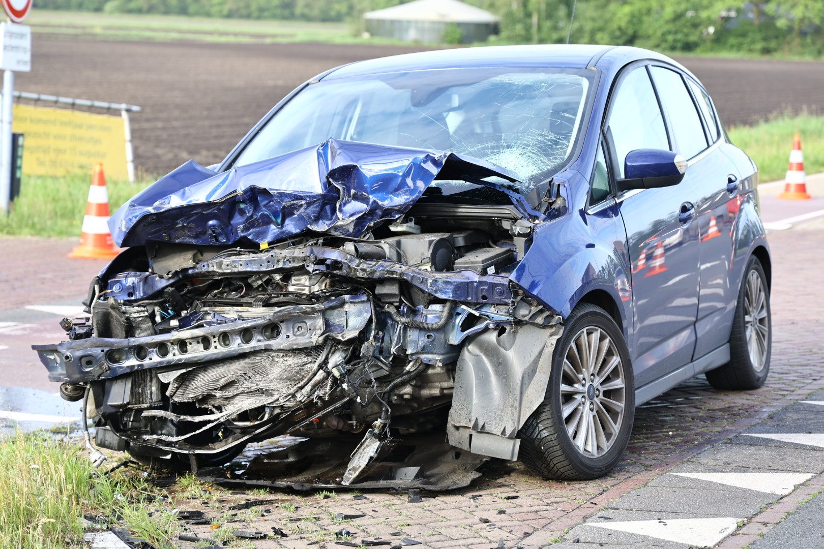 Auto zwaar beschadigd na botsing met vrachtwagen