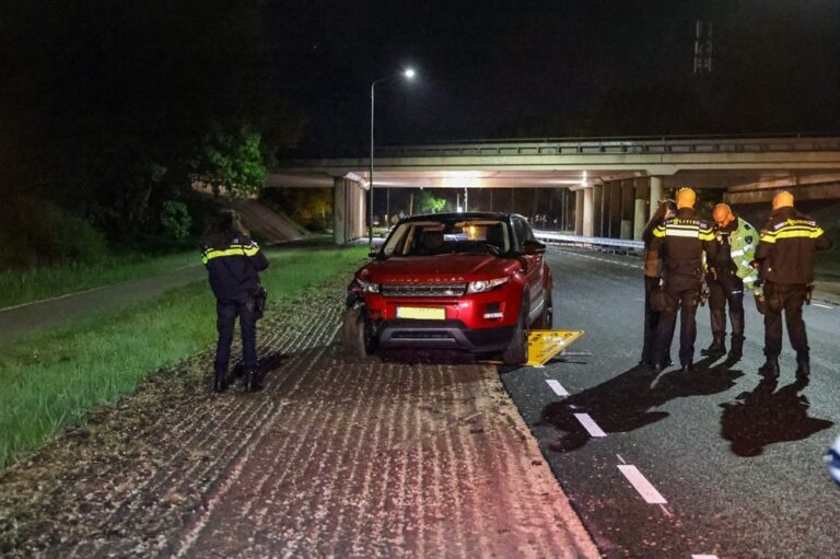 Auto rijdt door afzetting, bestuurder aangehouden