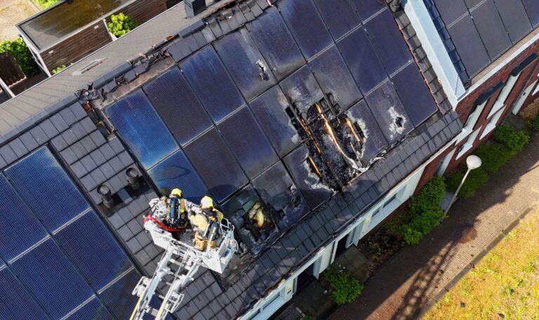 Zeven woningen ontruimd na brand in zonnepanelen op dak woningen