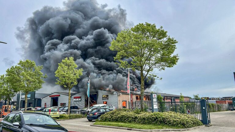 Zeer grote brand bij autobedrijf