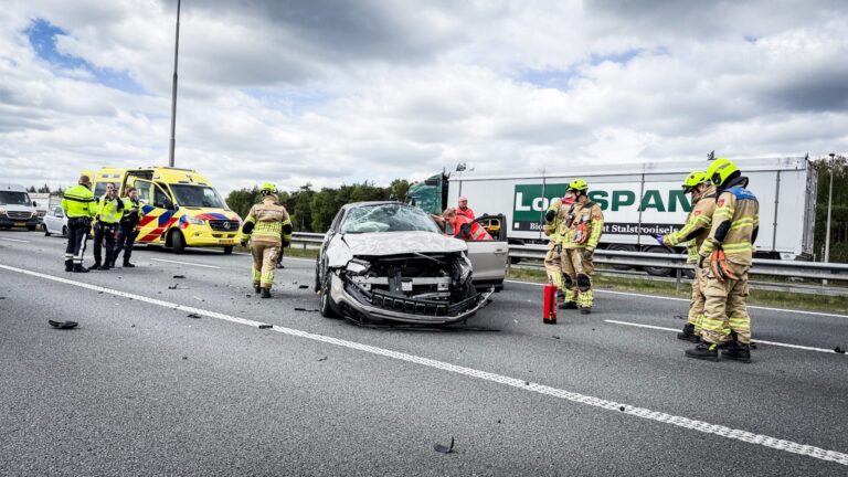 Auto slaat over de kop bij botsing