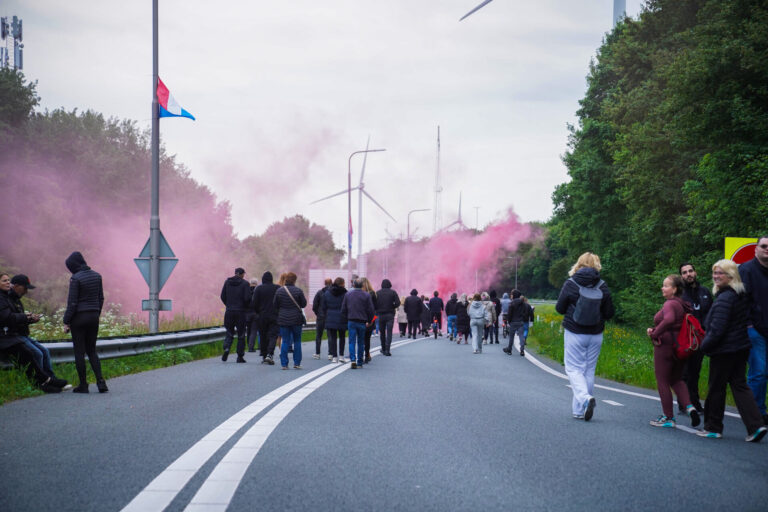Demonstranten tegen azc blokkeren snelweg met groep actievoerders