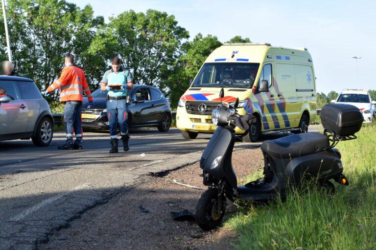 Scooterrijder zwaargewond na frontale botsing