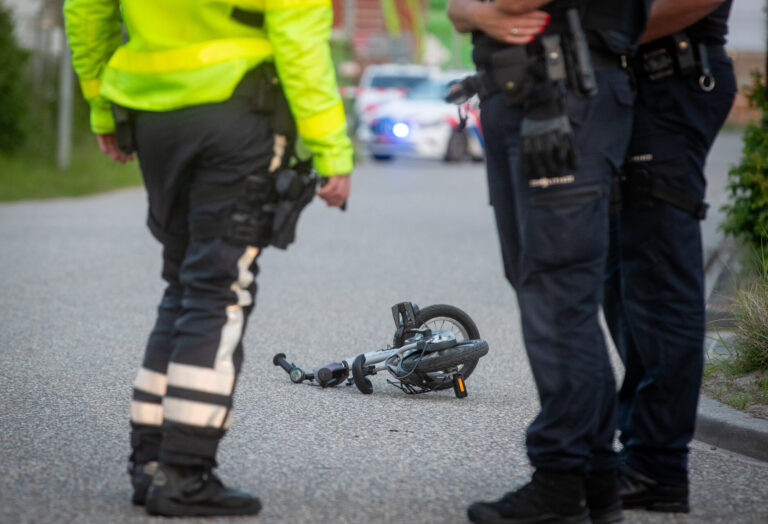 Kindje op loopfiets overleden na ongeval met vrachtwagen