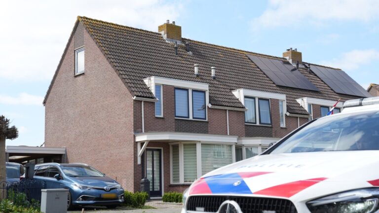 Twee personen dood aangetroffen in woning, onderzoek gestart