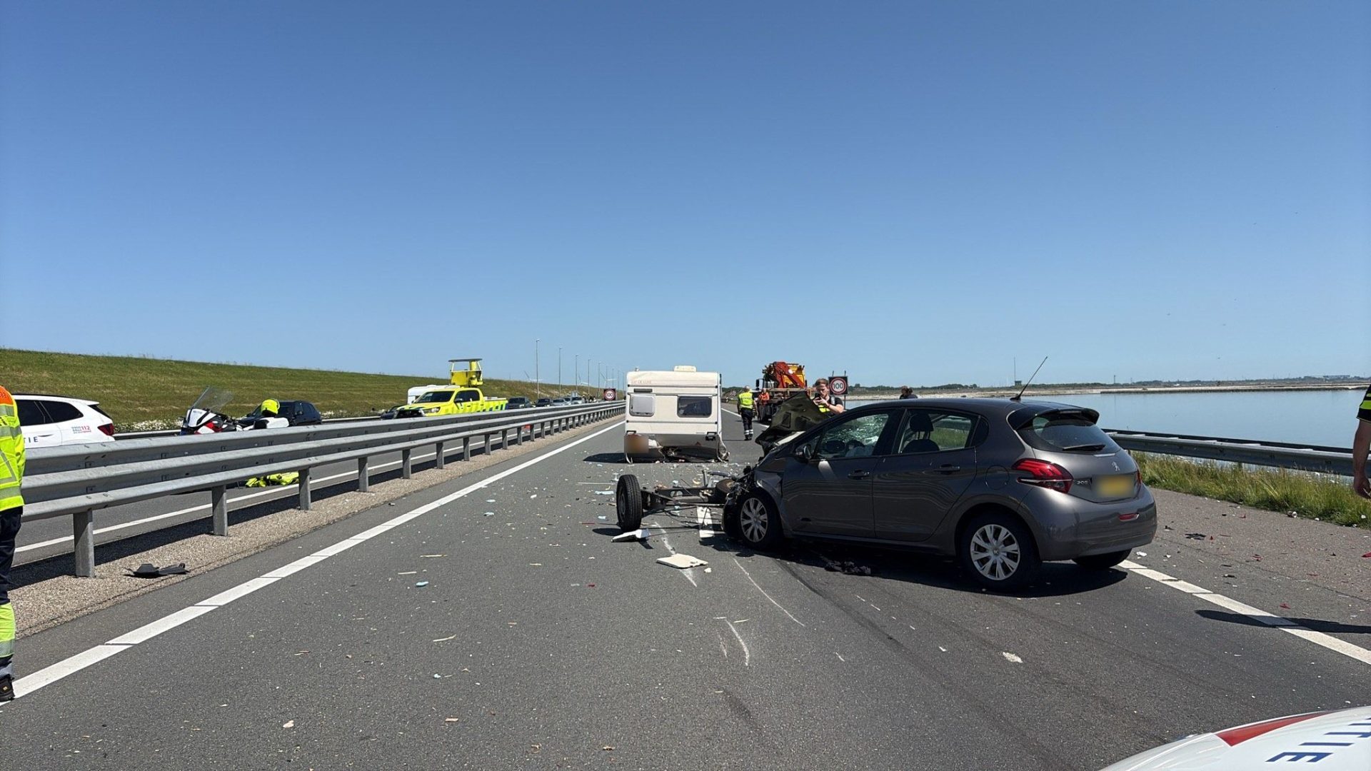 Afsluitdijk dicht na botsing tussen auto en camper