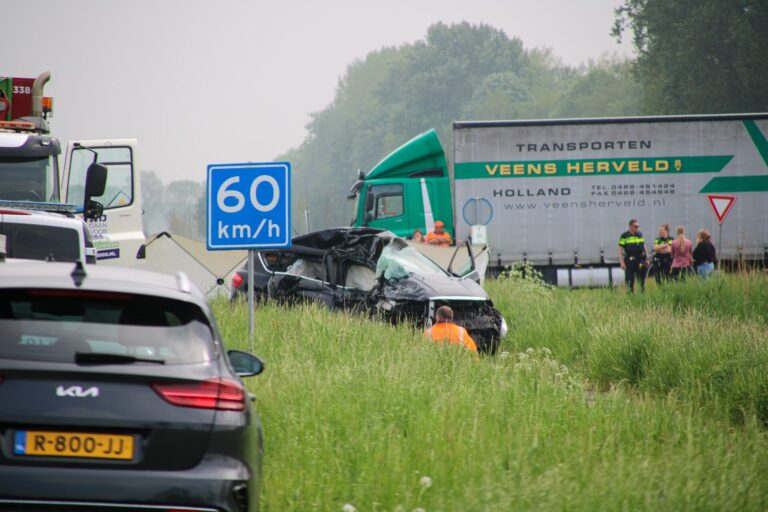 Automobilist overleden na botsing met vrachtwagen, weg volledig dicht