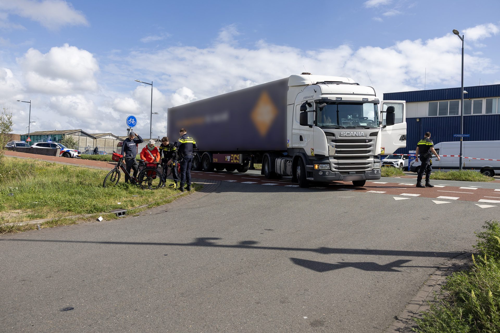 Vrachtwagen en vermoedelijk fietser betrokken bij ernstig ongeval