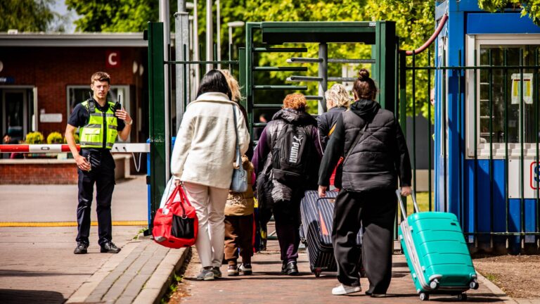 UPDATE: Rode Kruis deelt eten en dekens uit bij aanmeldcentrum
