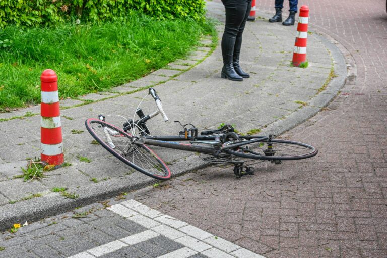 Wielrenner raakt gewond bij ongeluk op kruising