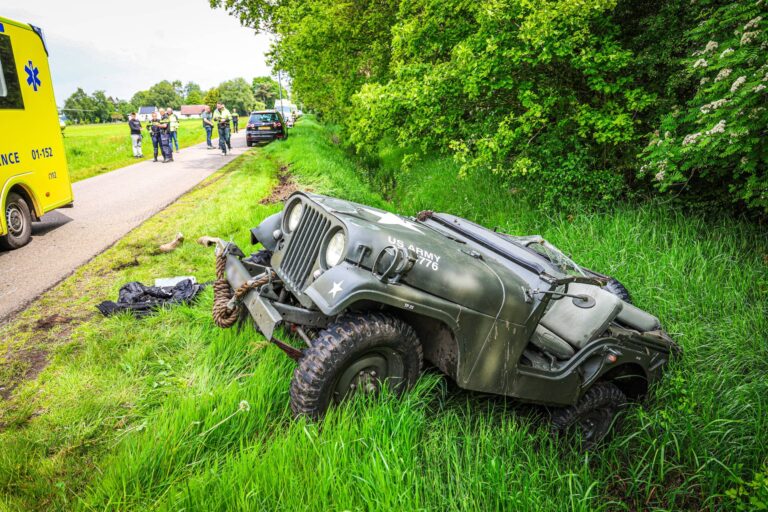 Bestuurder gewond na crash met historisch legervoertuig