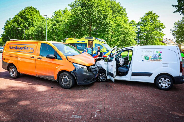 Drie gewonden bij botsing tussen twee bestelbusjes