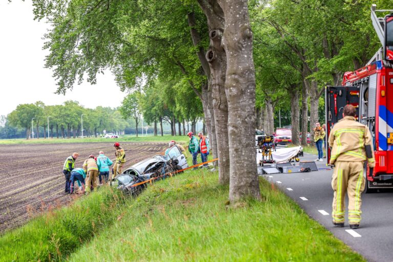 UPDATE: Meerdere inzittenden bevrijd na botsing tegen boom