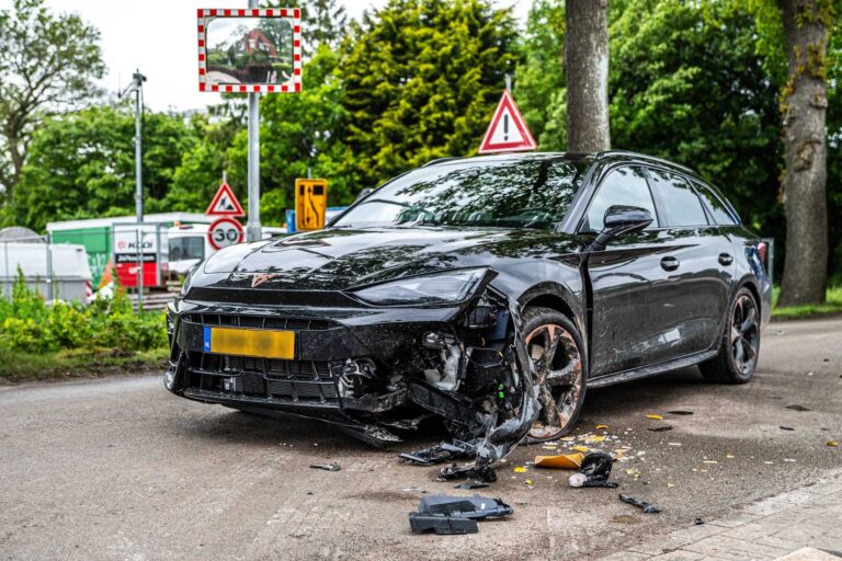 Motorrijder zwaargewond na aanrijding met auto