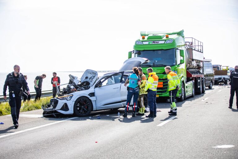 Ernstig gewonde na ongeval waarbij camper kantelt, snelweg dicht