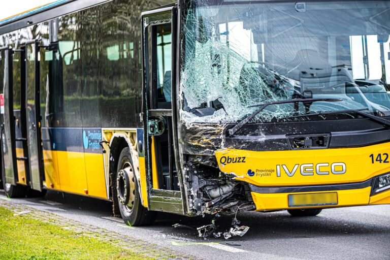 Bestuurder ernstig gewond bij botsing tussen lijnbus en personenauto