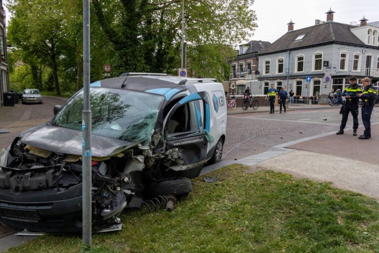 Frontale aanrijding in het centrum met lijnbus