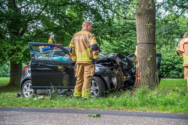 Gewonde na frontale botsing tegen boom