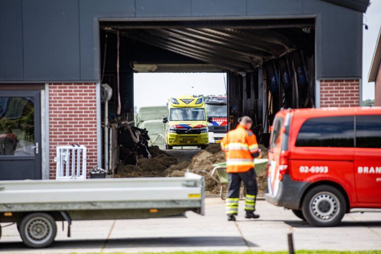 Persoon gewond na val door dak bij bedrijfsongeval