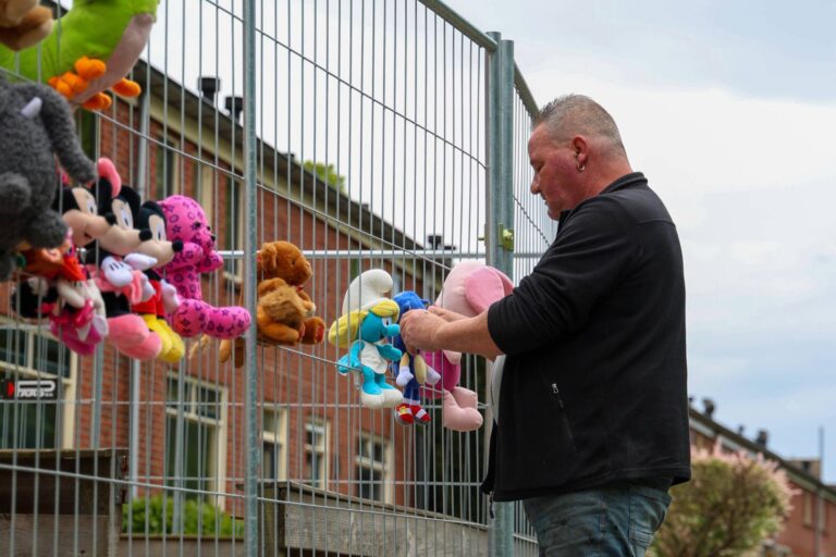 Knuffels neergelegd bij woning na onrust om mishandeling kinderen