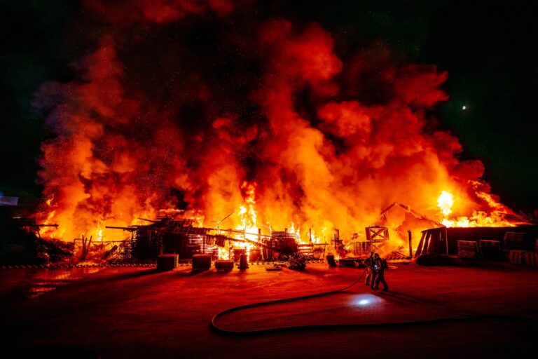 Grote brand bij timmerbedrijf, pand volledig verwoest