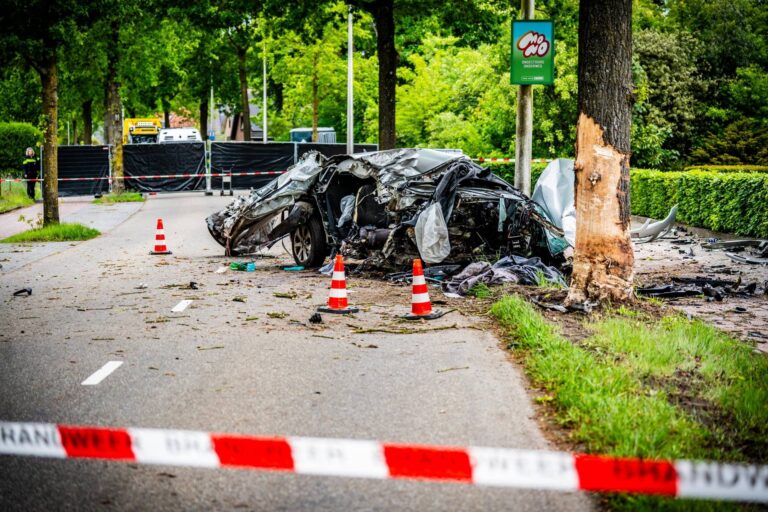 Dode bij ernstig ongeval tegen boom