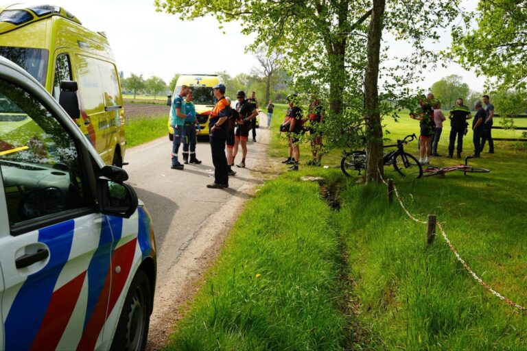 Wielrenner zwaargewond na val met fiets